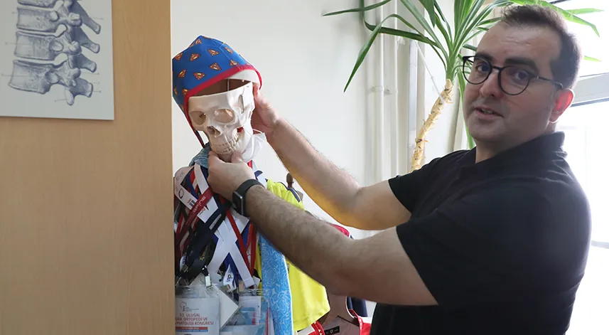  Ekran başında uzun süre yanlış oturuş duruş bozukluğuna yol açıyor