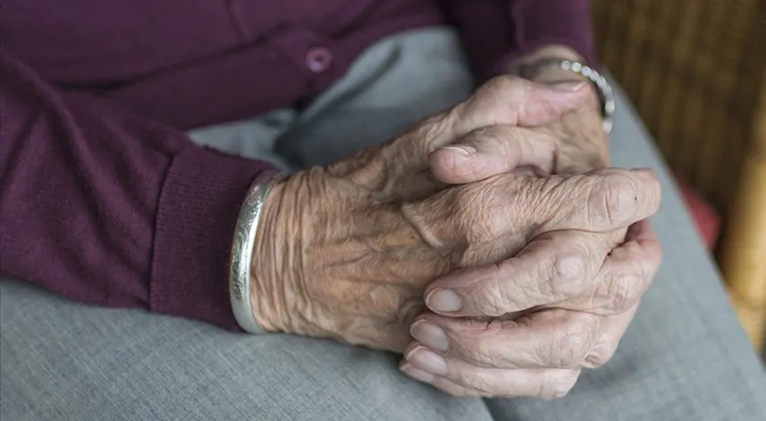 Dünyada 2050'de her 6 kişiden biri yaşlı olacak