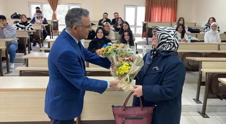 Lise Bitirip Üniversitede Kazandı Rektör Kapıda Karşıladı