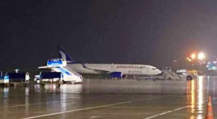 Rize’ye Gelen Uçağa Yıldırım Düştü!