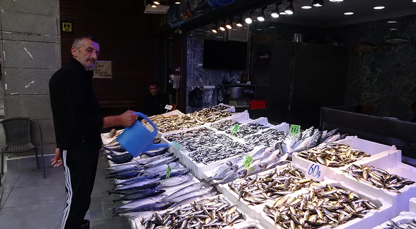 Hava muhafeleti nedeniyle tekneler denize açılamayınca hamsinin de fiyatı arttı