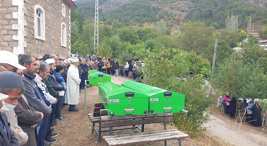 Tokat’taki feci kazada hayatını kaybeden 3 kişi Gümüşhane’de son yolculuğuna uğurlandı