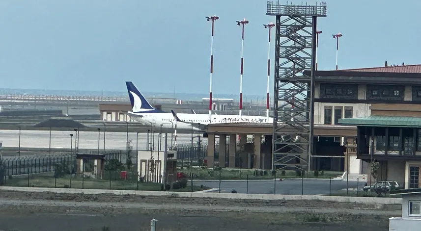 Rize'de kuş sürüsüne çarpan uçak arıza yapınca aprona çekildi