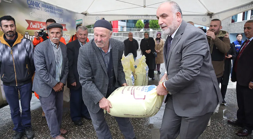 Samsun'da çiftçilere ücretsiz 10 ton gübre verildi