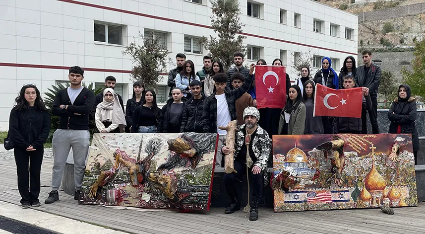 Artvin'de akademisyen İsrail'in Gazze saldırılarını sergiyle protesto etti