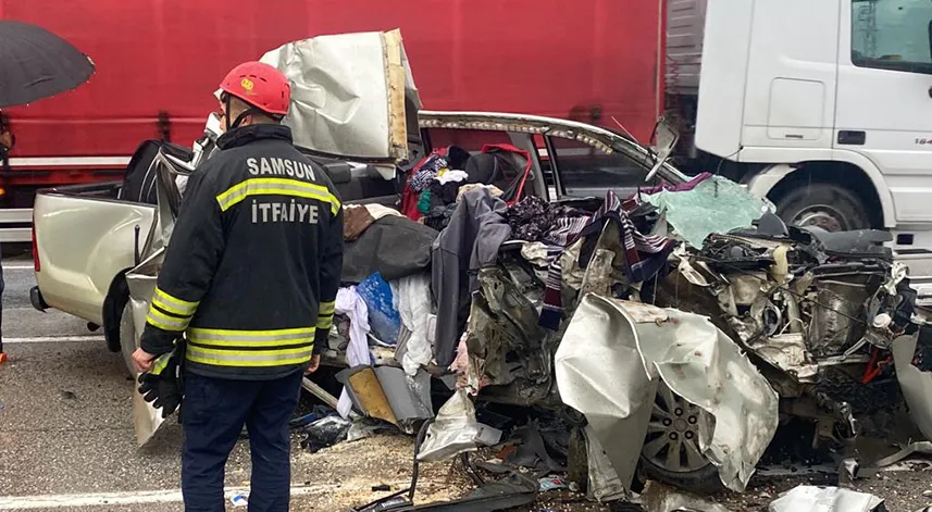 Tırla çarpışan pikaptaki 1 kişi öldü, 1 kişi yaralandı