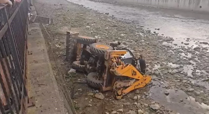 İş makinesi dereye düştü, sürücü yaralandı