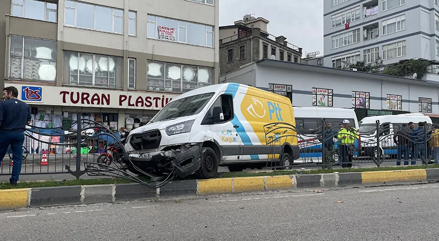 Rize'ye gelen kargo kamyonu refüje çarptı