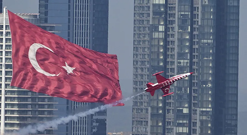 Türk Yıldızları ve SOLOTÜRK İstanbul Boğazı'nda prova uçuşu yaptı