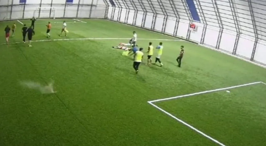 Rize’de halı sahaya maç sırasında mermi isabet etti