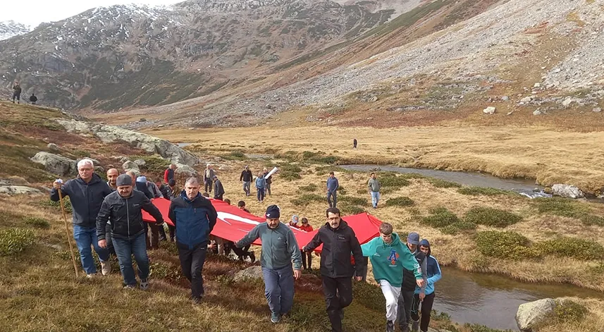 Cumhuriyet’in 100. yılında 2 bin 500 rakımdaki şelaleye yürüyüş düzenlendi