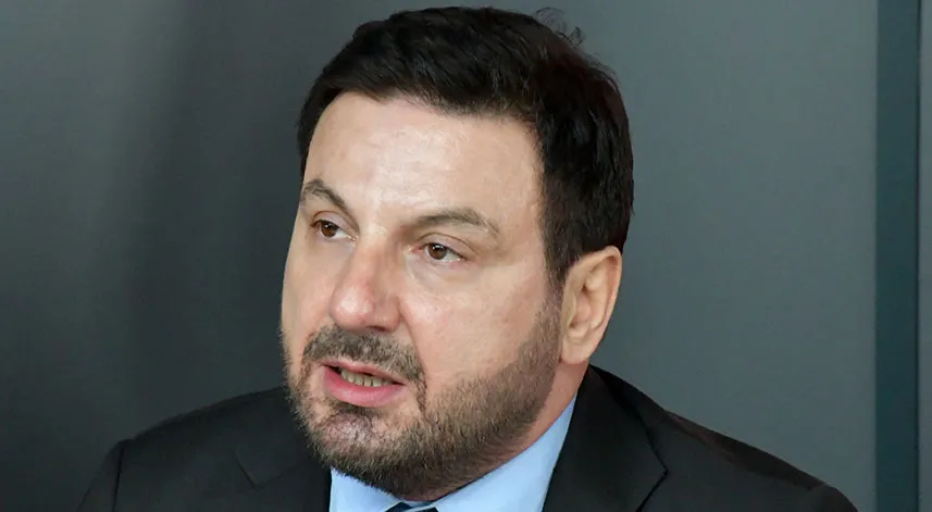 Davut Güloğlu, İsrail'in saldırılarına sessiz kalan sanatçıları eleştirdi