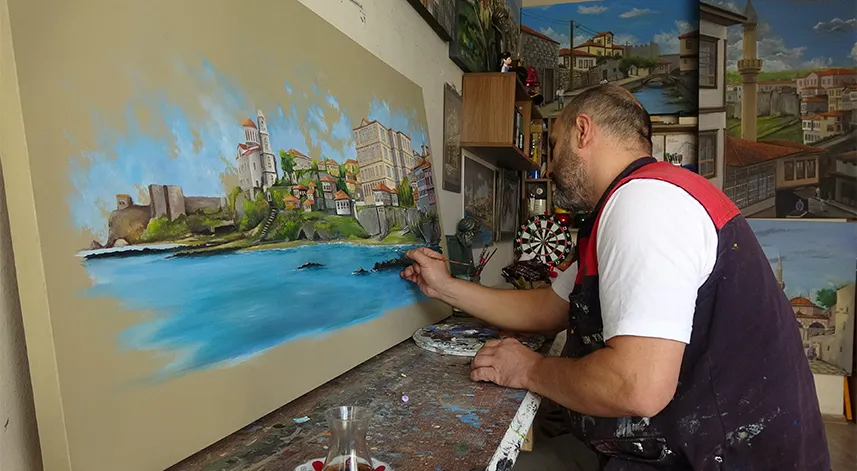 Çizdiği resimleri satarak depremde kaybettiği ablası ve eniştesi için kütüphane yaptırdı