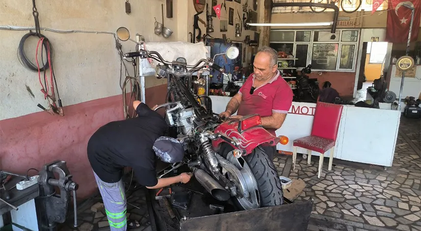 Eşine yardım için gitti, motosiklet tamircisi oldu