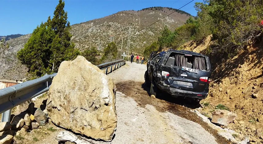 Gümüşhane’de işçilerin bulunduğu minibüs uçuruma yuvarlandı: 2 yaralı