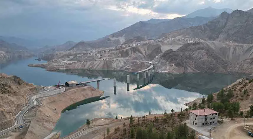 Artvin'de 90 kilometrelik yolu 16 kilometre kısaltacak viyadüğün yüzde 65'i tamamlandı