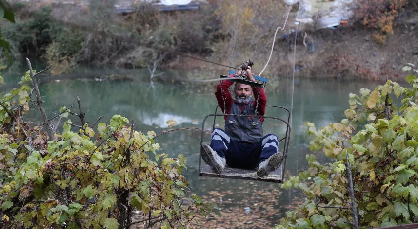 Artvin'de köprü baraj suları altında kalınca köylüler ulaşımı teleferikle sağlıyor