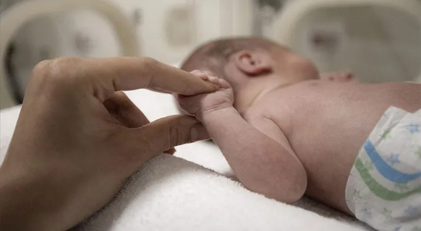 Şefkatle bakılan prematüre bebeklerin kuvözden anne kucağına yolculuğu
