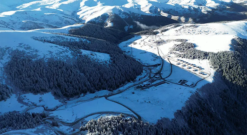 Giresun'da Kümbet Yaylası beyaza büründü