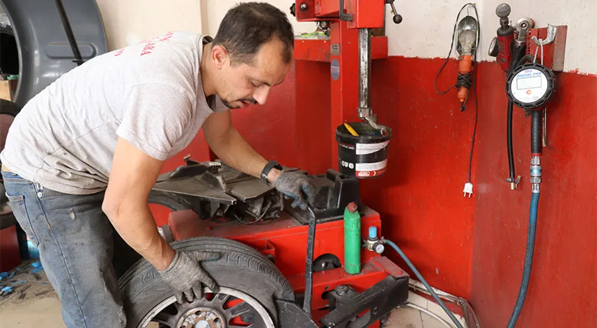 Uyarıyı duyan lastikçilere koştu