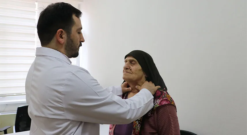 Boğazından 30 santimetre tiroit kitlesi çıkarılan hasta şikayetlerinden kurtuldu