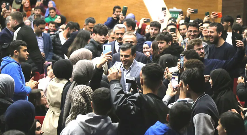 Selçuk Bayraktar Rize’de üniversitelilerle buluştu
