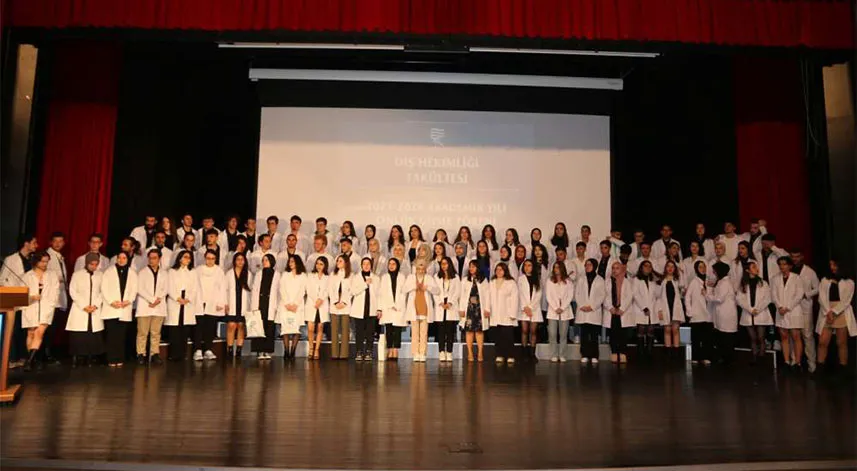 RTEÜ'de geleceğin diş hekimleri beyaz önlük giydi