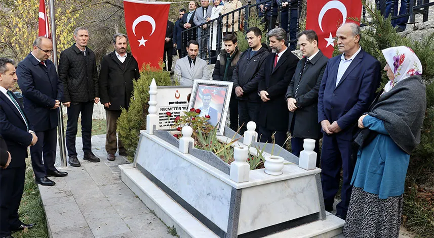 Şehit öğretmen Necmettin Yılmaz Gümüşhane'de mezarı başında anıldı
