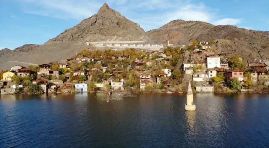 Elektrik üretimine başlayan Yusufeli Barajı'nda son köy de sular altında kalıyor