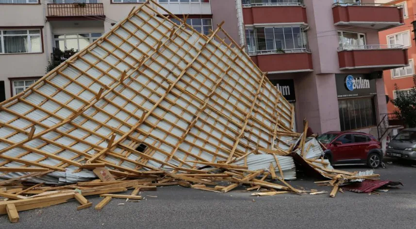 Giresun’da şiddetli rüzgar nedeniyle motosiklet sürücüsü uçan çatının altında kaldı
