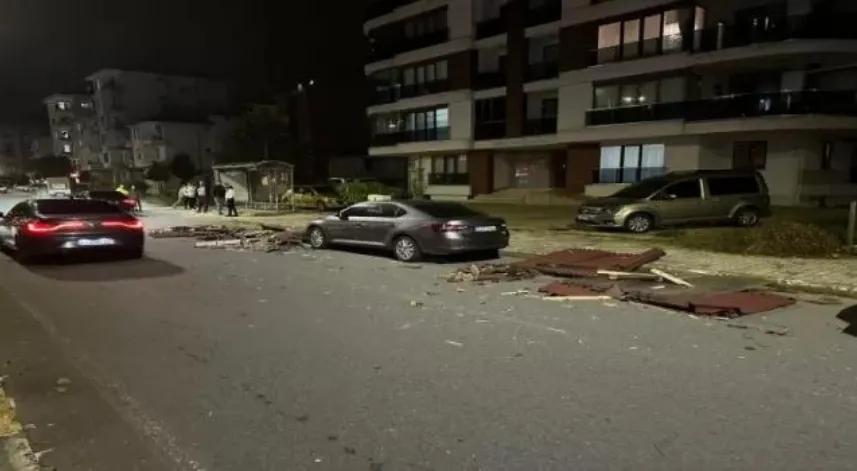 Rize'de etkili olan şiddetli rüzgarda 8 evin çatısı uçtu