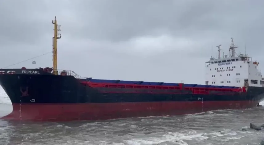  Artvin'in Hopa ilçesi sahilinde bir kuru yük gemisi fırtına nedeniyle karaya oturdu