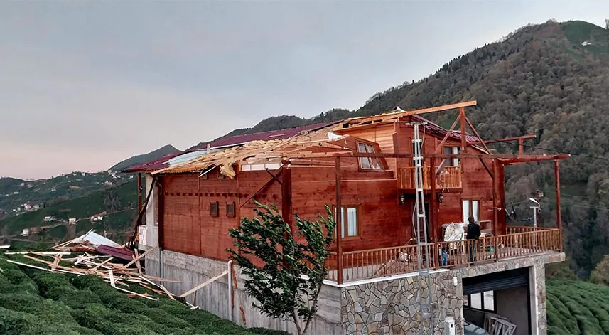 Rize’de fırtına nedeniyle ahşap ev kullanılamaz hale geldi
