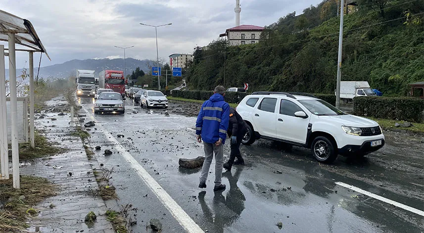 Karadeniz Sahil Yolu Çayeli-Trabzon istikameti ulaşıma kapatıldı