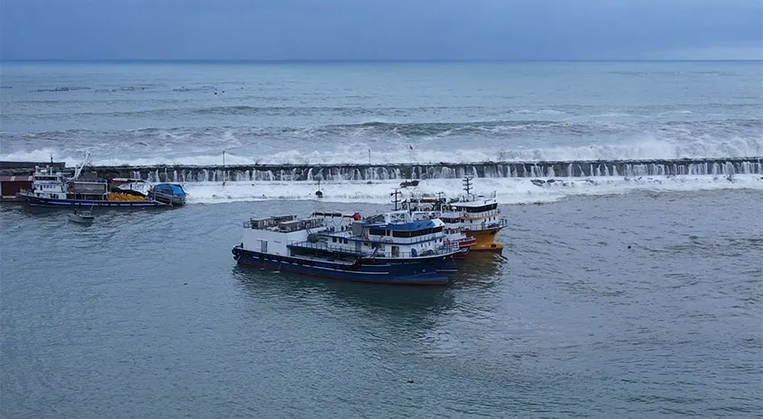 Rize’de 3 araç dalgalardan hasar gördü, 1 kamyonet denize düştü