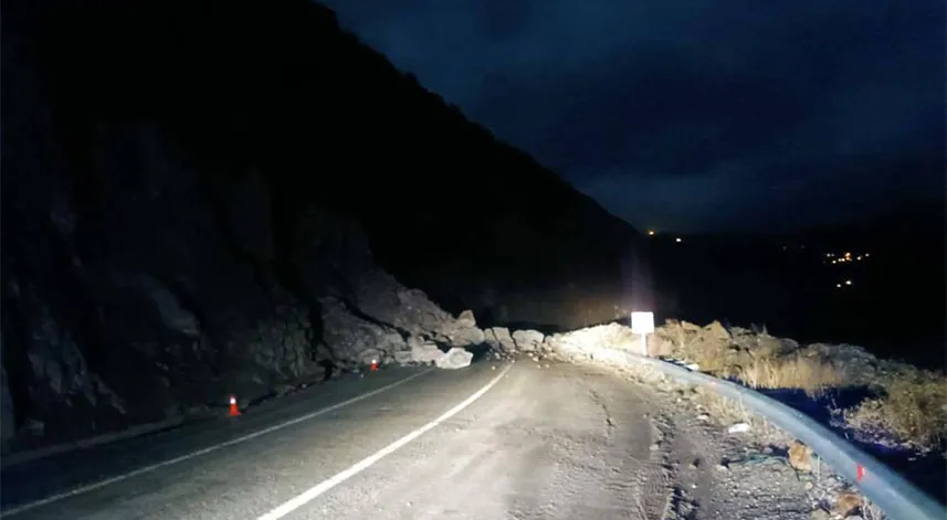 Artvin-Ardahan kara yolunda heyelan meydana geldi