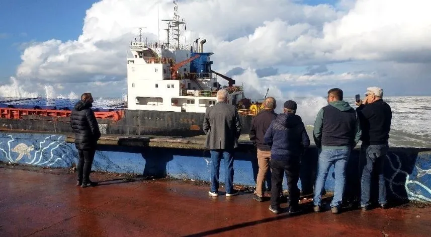 Hopa´da karaya oturan kuru yük gemisi bulunduğu yerden kurtarılmayı bekliyor