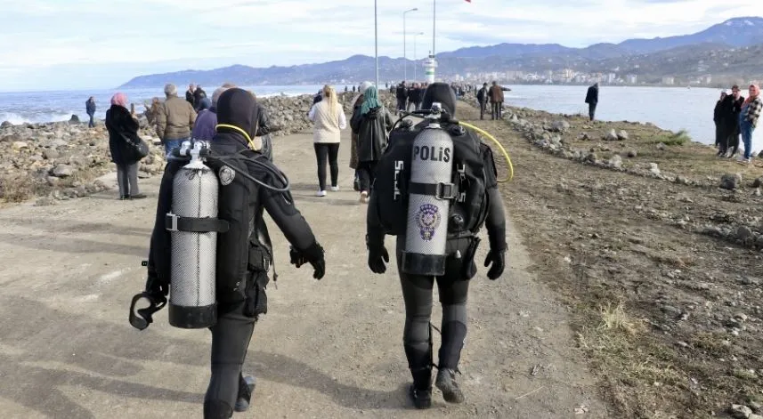 Trabzon'daki fırtınada dalgalara kapılan 2 lise öğrencisini arama çalışmalarına ara verildi