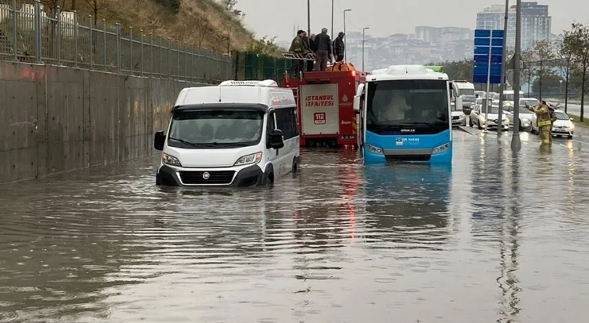 Göle dönen yolda araçlarında mahsur kalan 38 kişi kurtarıldı