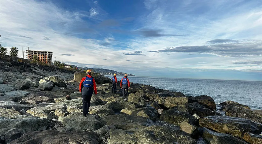 Rize'de denizde kaybolan kadını arama çalışmaları sürüyor