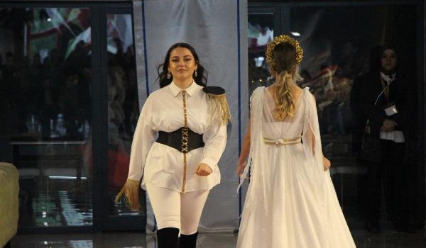 Trabzon'da öğrencilerden ‘mimariden modaya’ defilesi