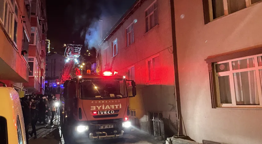 Artvin'de 3 Katlı Binada Yangın 
