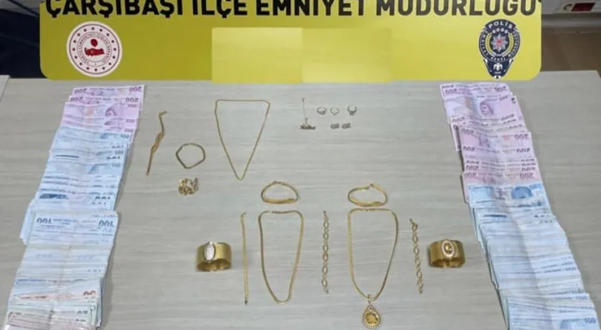  Kuyumcuya sahte altın satmaya çalışırken yakalandılar