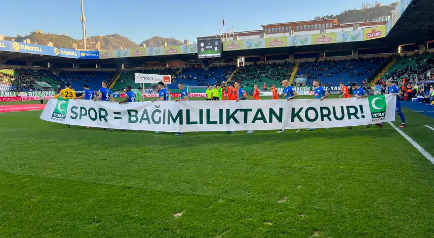 Rizesporlu futbolculardan anlamlı pankart 