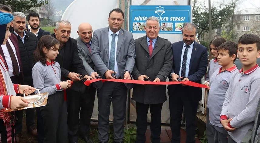 Rize'de okul bünyesinde kurulan seranın açılışı gerçekleştirildi