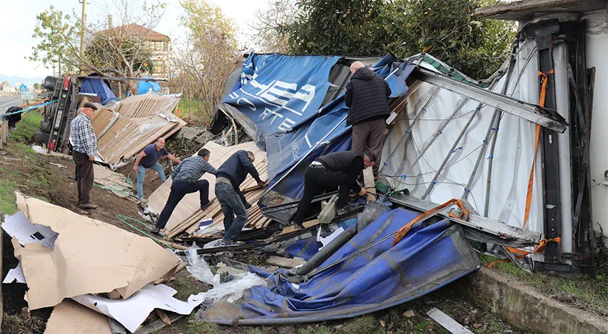 Ordu'da sunta yüklü tır sulama kanalına devrildi