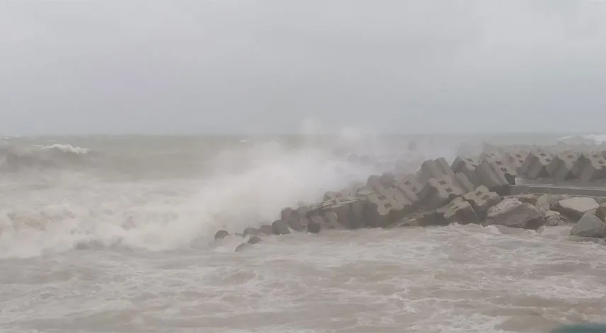 Düzce'de rüzgarın etkisiyle dalga boyu 4 metreye ulaştı