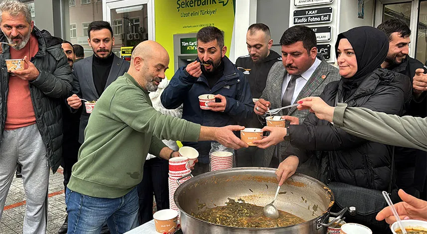 Rize'de yarım saatte 1000 kase karalahana çorbası dağıtıldı