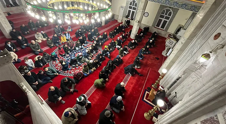 Rize’de hafızlar aileleriyle sabah namazında buluştu