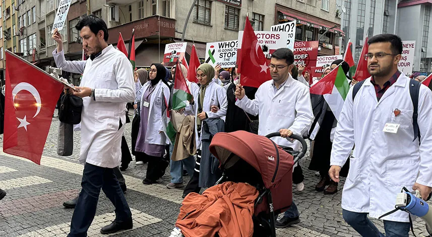 Rize'de doktorlar sessiz yürüyüş ile İsrail'i protesto etti